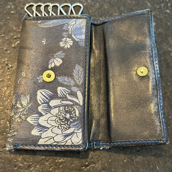 Vintage Gucci 6 key holder accessory navy blue with lotus floral print goldtone. - Picture 9 of 13